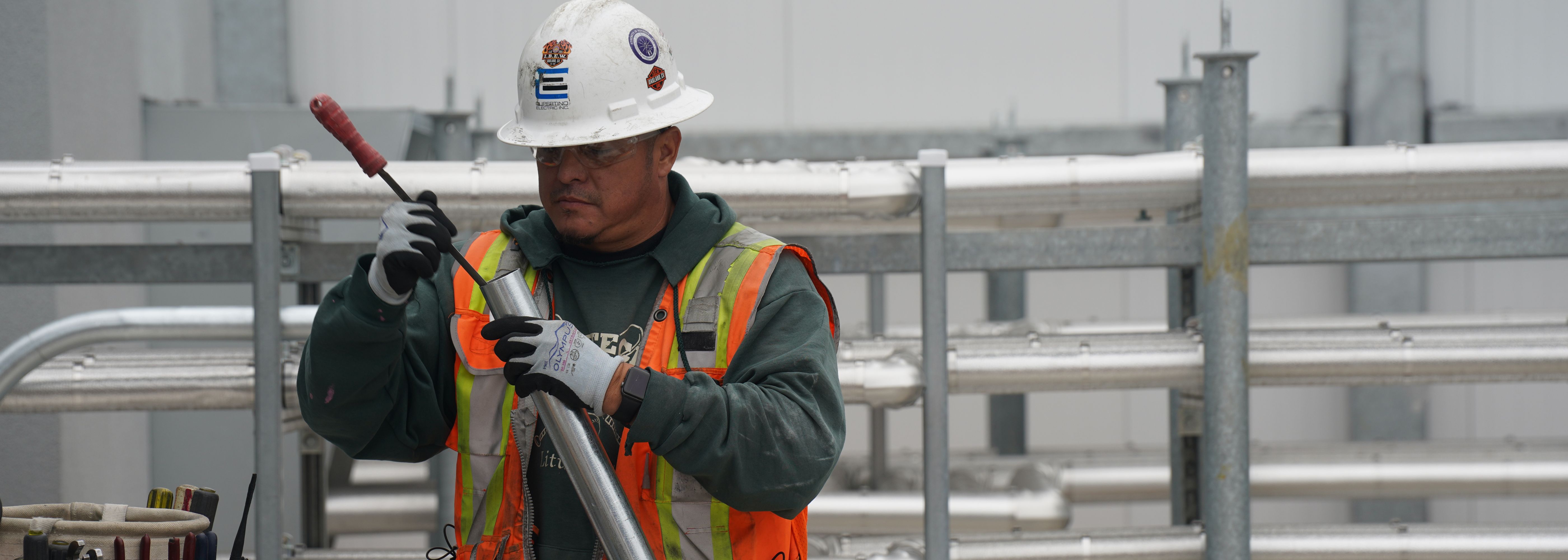 CEI worker on the roof of Samuel Merritt University